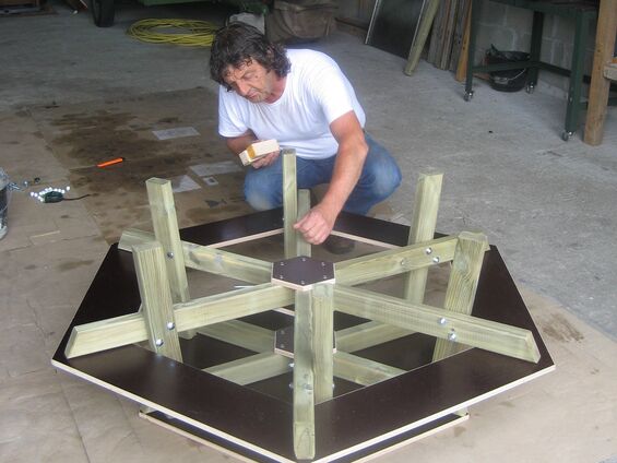Installation d'une aire de jeux pour les petits à Haynecourt en juillet 2014