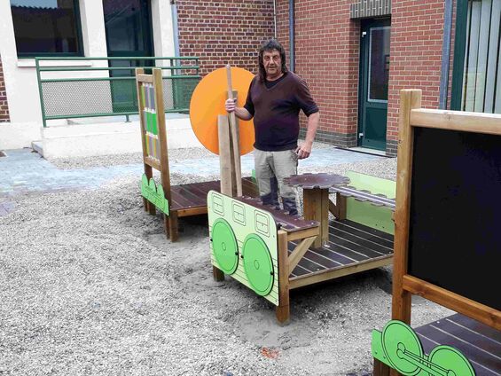 Installation d'un jeu éducatif à l'école maternelle, fin octobre 2017