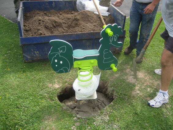 Installation d'une aire de jeux pour les petits à Haynecourt en juillet 2014