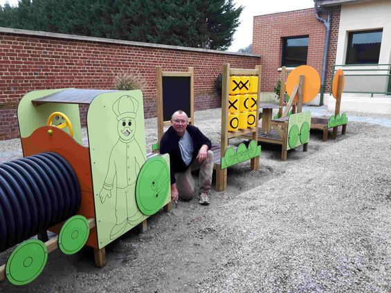 Installation d'un jeu éducatif à l'école maternelle, fin octobre 2017