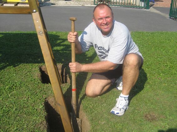 Installation d'une aire de jeux pour les petits à Haynecourt en juillet 2014
