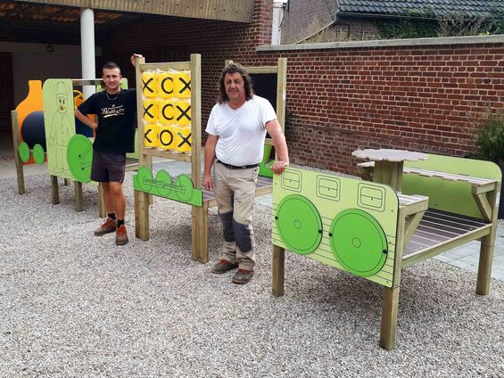 Installation d'un jeu éducatif à l'école maternelle, fin octobre 2017