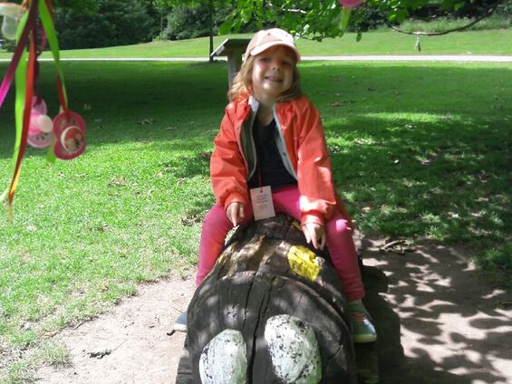 De découverte en découverte, Cloé s'amuse sur un cheval de bois !