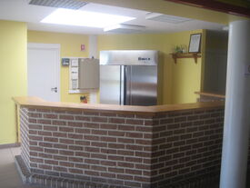 Le bar avec son grand frigo