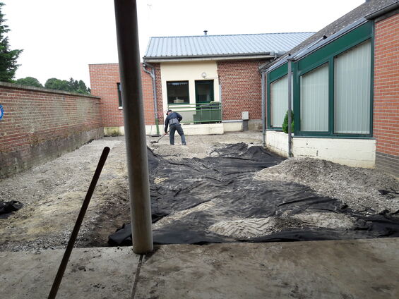 Travaux dans la cour de l'école, Juillet 2016
