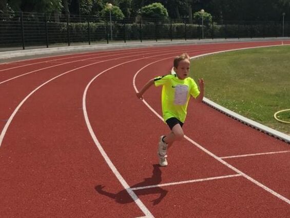 Stade de la liberté de Cambrai, épreuves d’athlétisme le lundi 1er juillet 2019 pour les élèves du R.P.I.