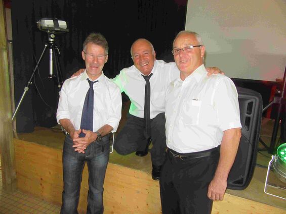 Dimanche 9 juillet 2017, M. le maire d'Inchy en Artois retrouve des connaissances lors de la ducasse d'Haynecourt