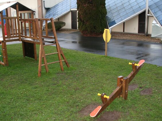 Installation d'une aire de jeux pour les petits à Haynecourt en juillet 2014