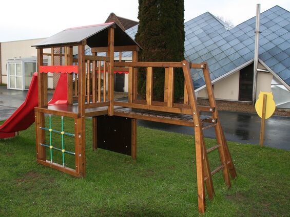 Installation d'une aire de jeux pour les petits à Haynecourt en juillet 2014