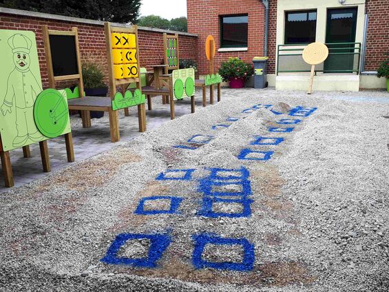 Installation d'un jeu éducatif à l'école maternelle, fin octobre 2017
