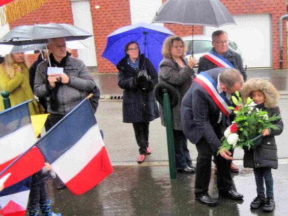 Samedi 11 novembre 2017, Commémoration à Haynecourt, Liloo dépose la gerbe aux monuments aux morts.
