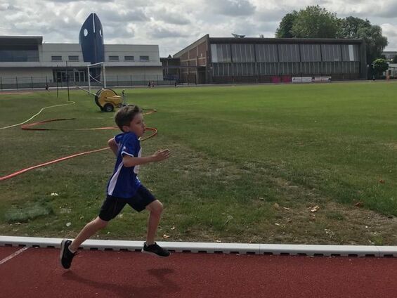 Stade de la liberté de Cambrai, épreuves d’athlétisme le lundi 1er juillet 2019 pour les élèves du R.P.I.