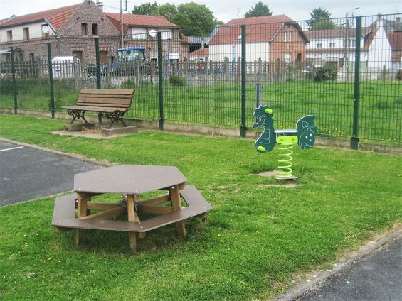 Installation d'une aire de jeux pour les petits à Haynecourt en juillet 2014