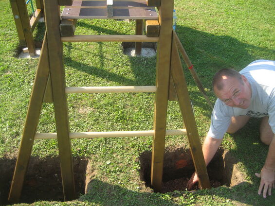 Installation d'une aire de jeux pour les petits à Haynecourt en juillet 2014