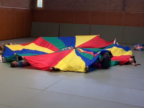 Jeudi 4 avril 2019, Les élèves de maternelle d'Haynecourt au Gymnase Carpentier de Cambrai ... Vive le sport avec l'USEP !