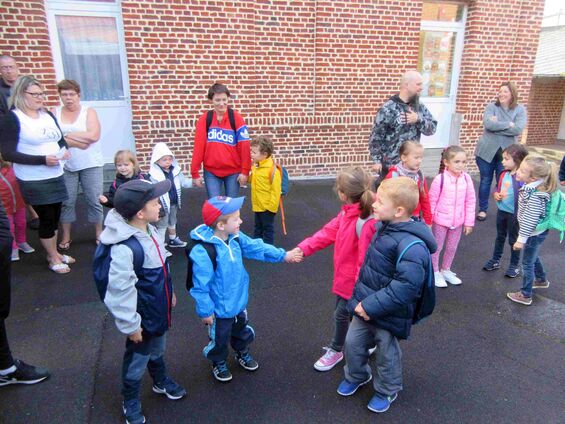 Vendredi 9 juin 2017, départ des élèves de maternelle pour le parc Mosaïc d'Houplin-Anscoine