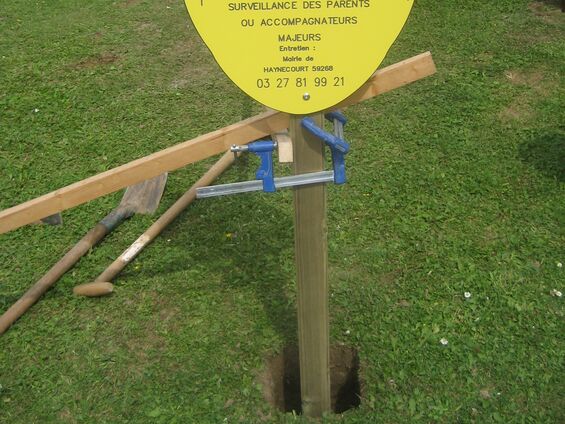 Installation d'une aire de jeux pour les petits à Haynecourt en juillet 2014
