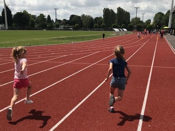 Stade de la liberté de Cambrai, épreuves d’athlétisme le lundi 1er juillet 2019 pour les élèves du R.P.I.
