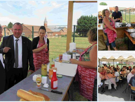 Dimanche 9 juillet 2017, M. Guy Bricout, notre député, félicite Cathy et Christine pour leur bénévolat lors de la ducasse d'Haynecourt