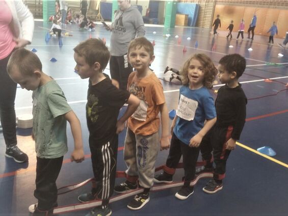 Jeudi 4 avril 2019, Les élèves de maternelle d'Haynecourt au Gymnase Carpentier de Cambrai ... Vive le sport avec l'USEP !