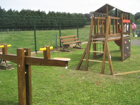 Installation d'une aire de jeux pour les petits à Haynecourt en juillet 2014