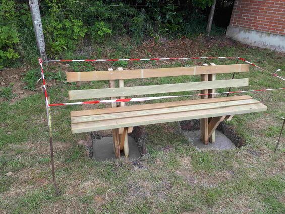Installation des bancs sur le terrain omnisports en mai 2017
