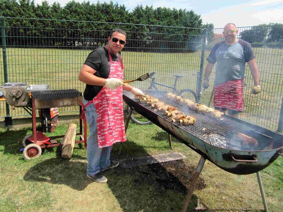Dimanche 9 juillet 2017, Michel et François-Xavier s'activent autour du barbecue durant la ducasse d' Haynecourt