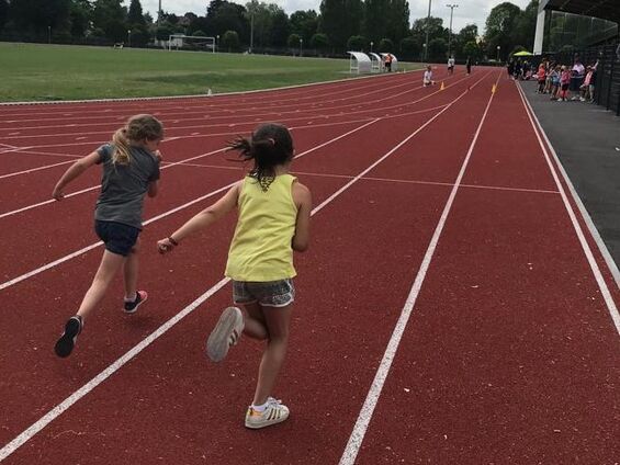 Stade de la liberté de Cambrai, épreuves d’athlétisme le lundi 1er juillet 2019 pour les élèves du R.P.I.