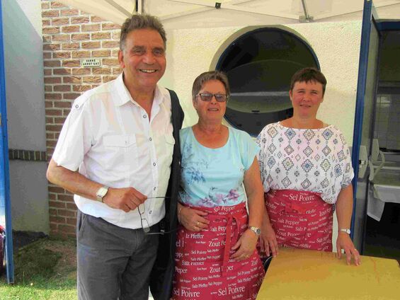 Dimanche 8 juillet 2018, Ducasse à Haynecourt ... Merci à Claude et Odile pour le dressage des assiettes ici en présence de Slimane Rahem, maire de Boursies