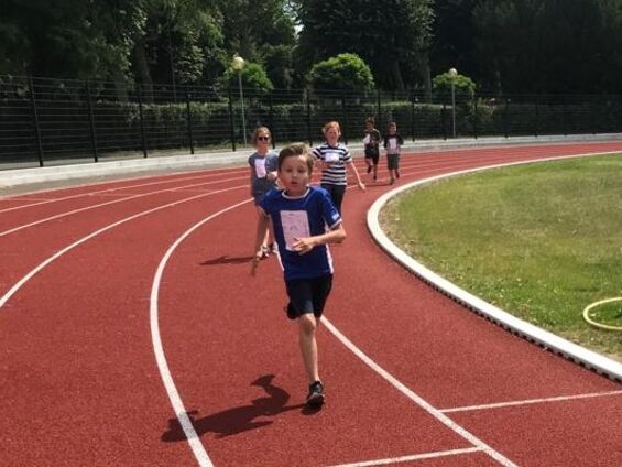 Stade de la liberté de Cambrai, épreuves d’athlétisme le lundi 1er juillet 2019 pour les élèves du R.P.I.