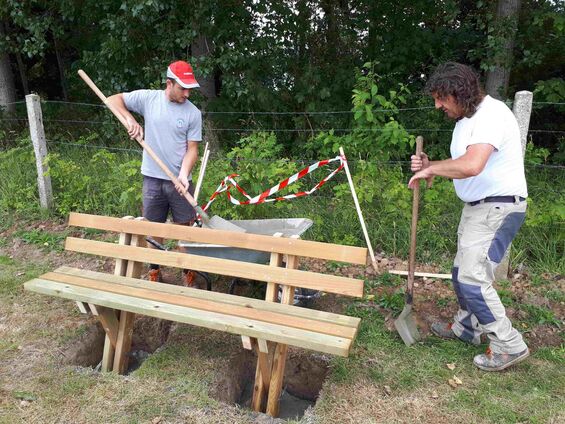Installation des bancs sur le terrain omnisports en mai 2017