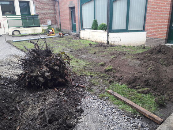 Travaux dans la cour de l'école, Juillet 2016