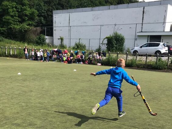 Jeudi 6 juin 2019, Rencontre de hockey dans la cadre de l'USEP pour les élèves des cycles 2 et 3 au stade derrière Paul Duez à Cambrai