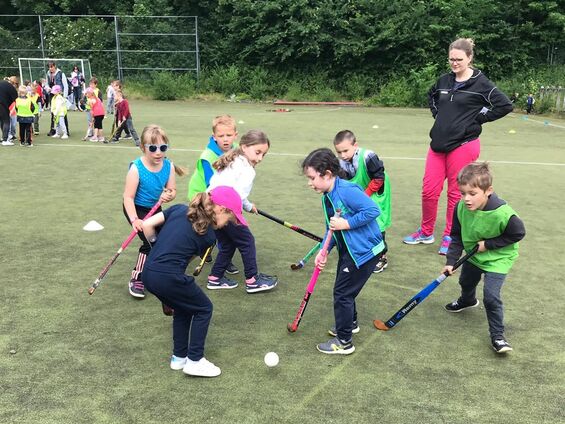 Jeudi 6 juin 2019, Rencontre de hockey dans la cadre de l'USEP pour les élèves des cycles 2 et 3 au stade derrière Paul Duez à Cambrai