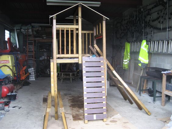 Installation d'une aire de jeux pour les petits à Haynecourt en juillet 2014