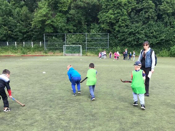 Jeudi 6 juin 2019, Rencontre de hockey dans la cadre de l'USEP pour les élèves des cycles 2 et 3 au stade derrière Paul Duez à Cambrai