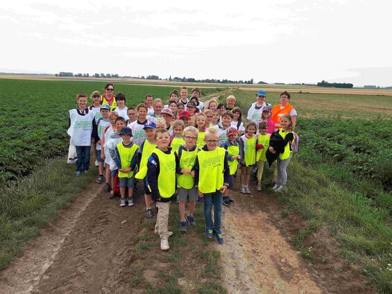 Les élèves de l'école primaire de Raillencourt-Sainte-Olle passent par Haynecourt.