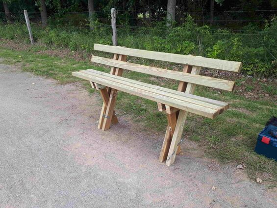 Installation des bancs sur le terrain omnisports en mai 2017