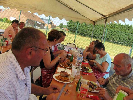 Dimanche 8 juillet 2018, Ducasse à Haynecourt ... 18h00, tout le monde se pose pour déguster un jarret-frites salade bien mérité !