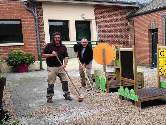 Installation d'un jeu éducatif dans la cour de l'école, octobre 2017