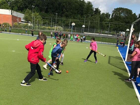 Jeudi 6 juin 2019, Rencontre de hockey dans la cadre de l'USEP pour les élèves des cycles 2 et 3 au stade derrière Paul Duez à Cambrai