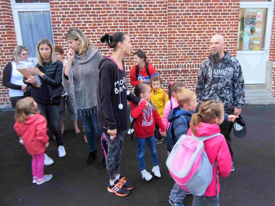 Vendredi 9 juin 2017, départ des élèves de maternelle pour le parc Mosaïc d'Houplin-Anscoine