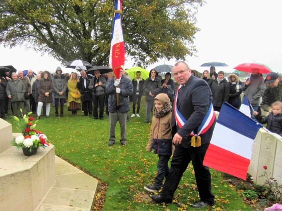 Samedi 11 novembre 2017, Commémoration à Haynecourt, Alexis dépose la gerbe de fleurs avec M. le maire.