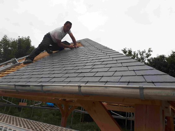 Installation de la couverture en ardoises en fin juillet 2017