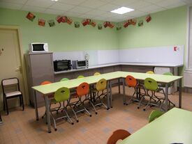 Cuisine équipée avec mobilier pour une cantine neuve
