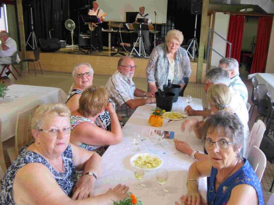 Dimanche 8 juillet 2018, Ducasse à Haynecourt ... Le club du Bel Age d'Abancourt avec Françoise Laine, maire de la commune
