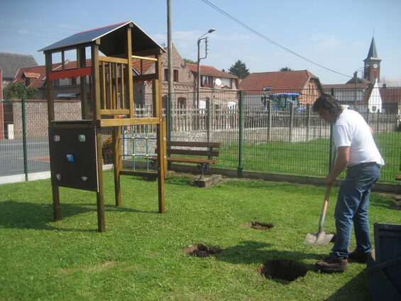 Installation d'une aire de jeux pour les petits à Haynecourt en juillet 2014