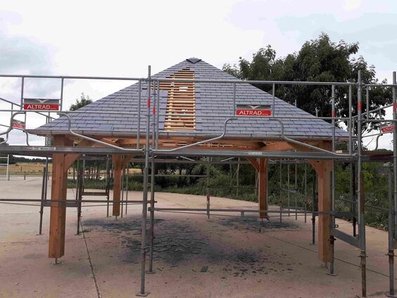 Installation de la couverture en ardoises en fin juillet 2017