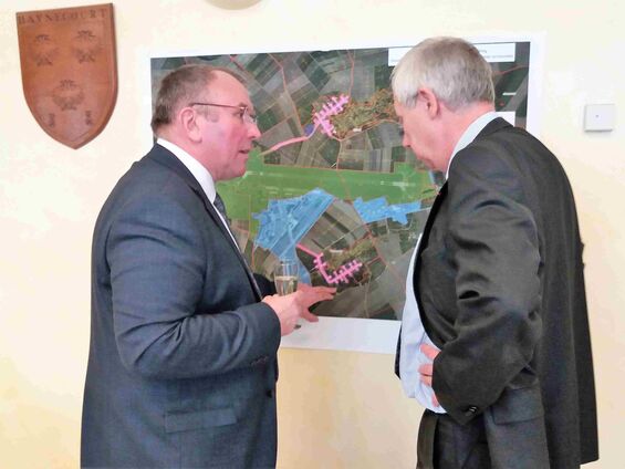 Mercredi 22 novembre 2017, Signature de cession des pistes et alvéoles à Haynecourt