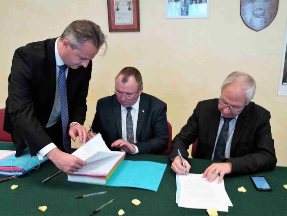 Mercredi 22 novembre 2017, Signature de cession des pistes et alvéoles à Haynecourt